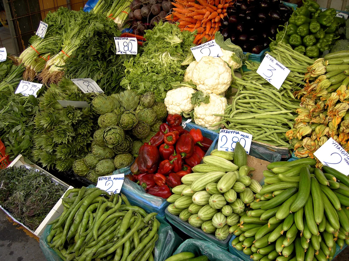 Овощной рынок в Ираклионе — местные продукты здесь стоят дешевле, чем в лавках у порта