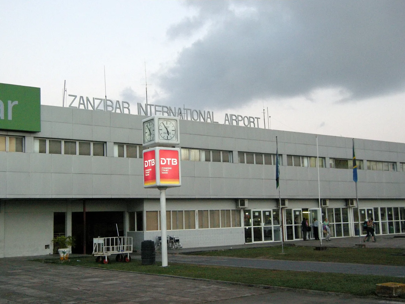 Здание терминала международного аэропорта Занзибара с вывеской Zanzibar International Airport