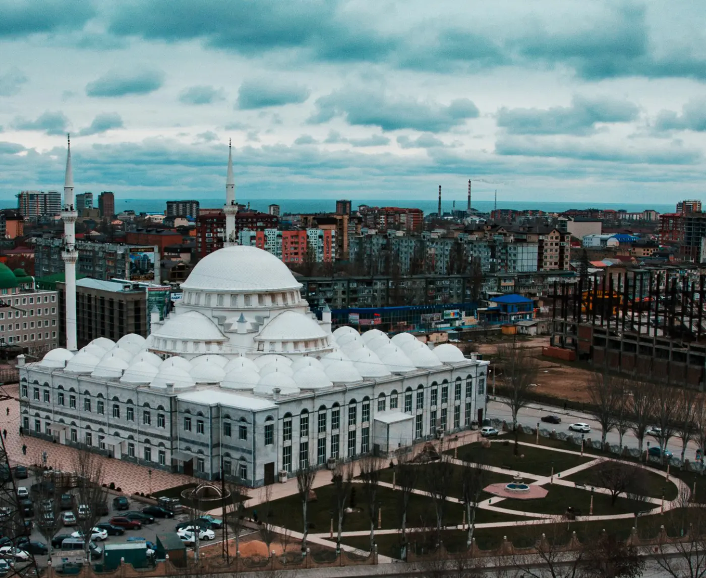 Каспий у Махачкалы — море и городская набережная