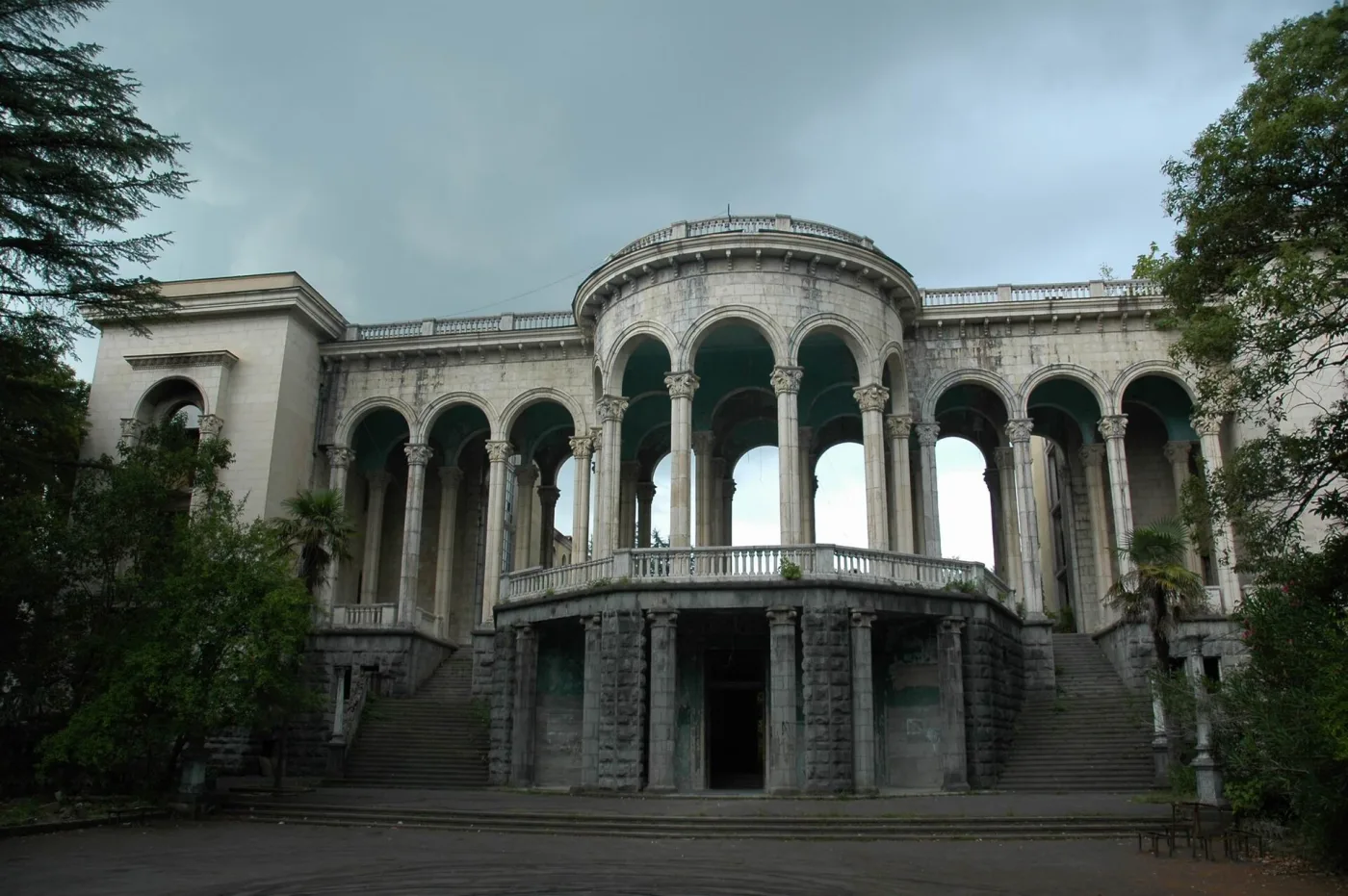 Цхалтубо: колоннада санатория советского времени