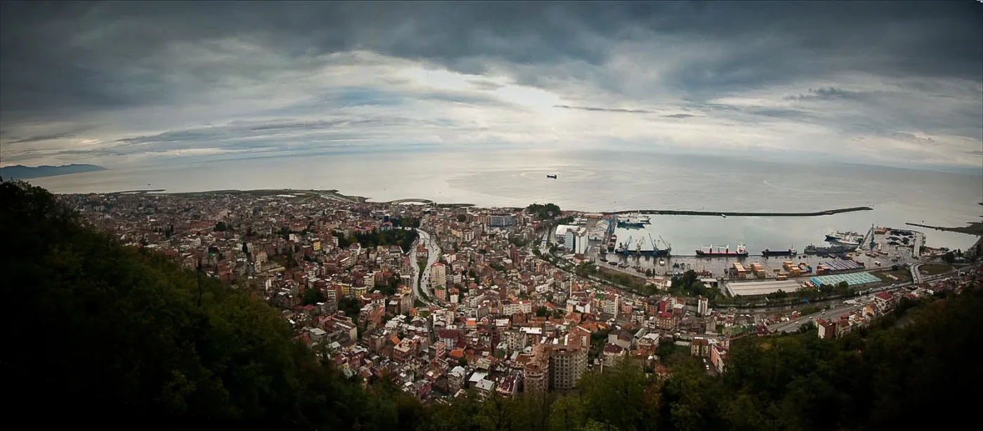 Панорама Трабзона с портом — стоянка черноморского круиза Astoria Grande