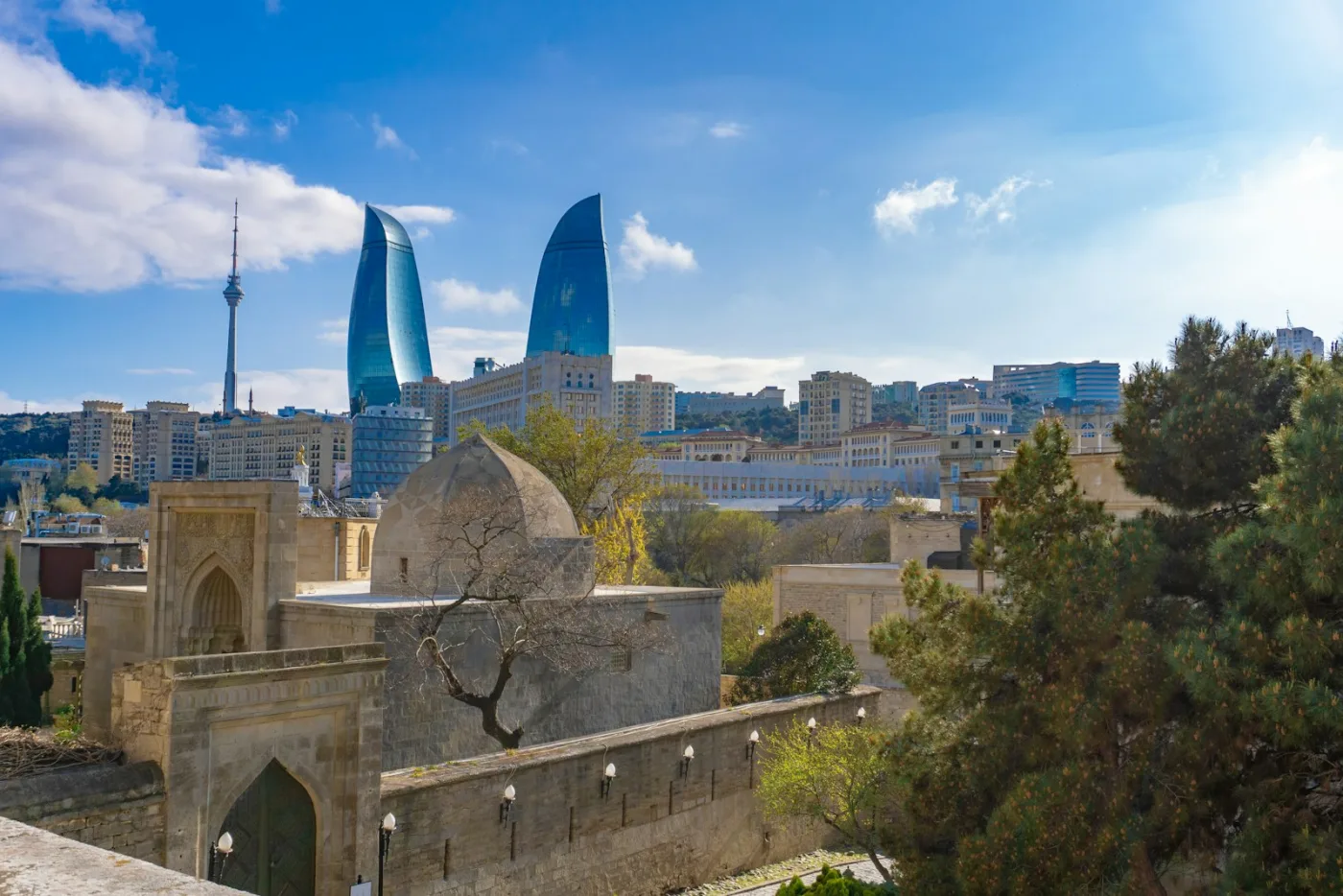 Пламенные башни над крышами старого Баку