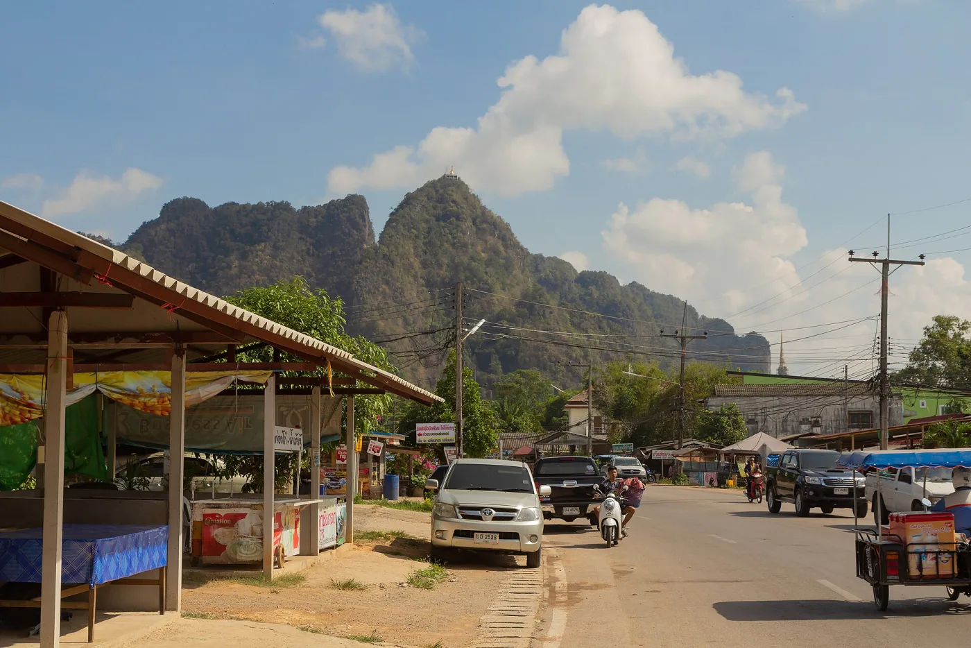 Известняковые скалы Рейли в Краби выходят прямо из моря — на такие пляжи нужна обувь для воды