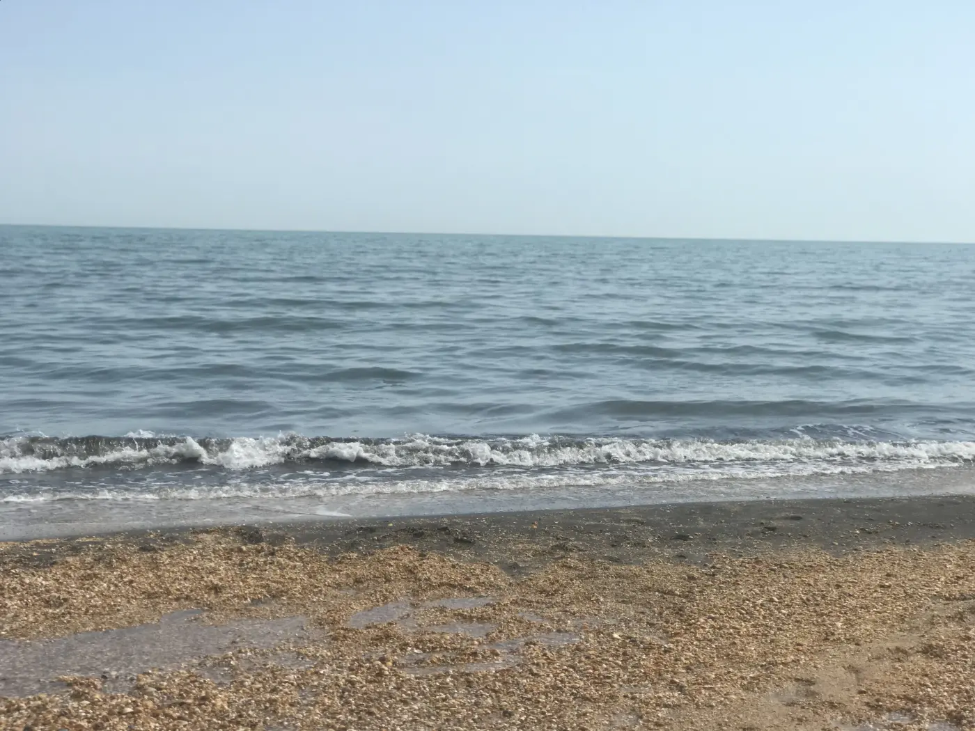 Песчаный берег Каспия в Набрани — пологий вход, слабосолёная вода и ни клочка тени
