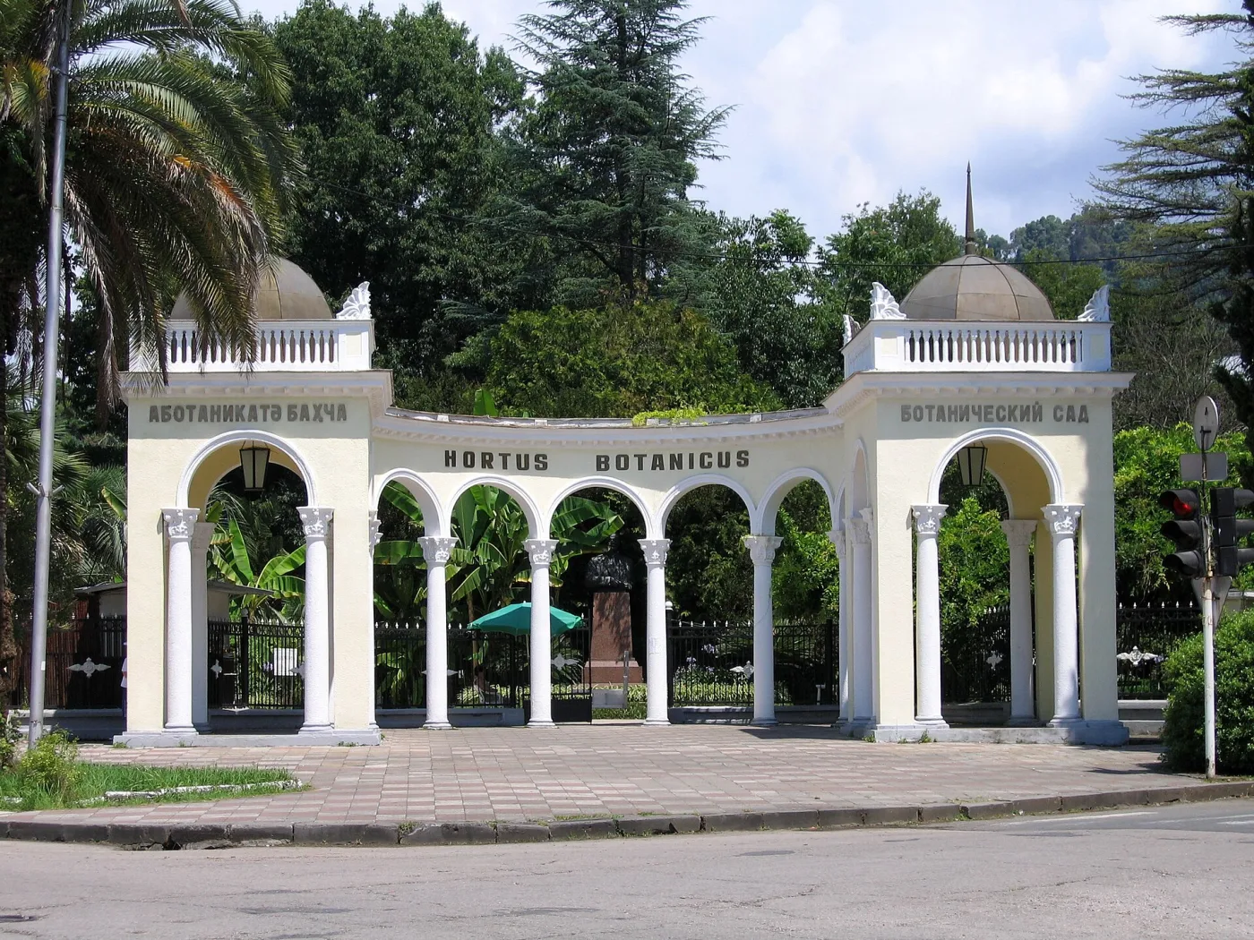 Колоннада Ботанического сада Сухума — саду почти двести лет, один из старейших на Кавказе