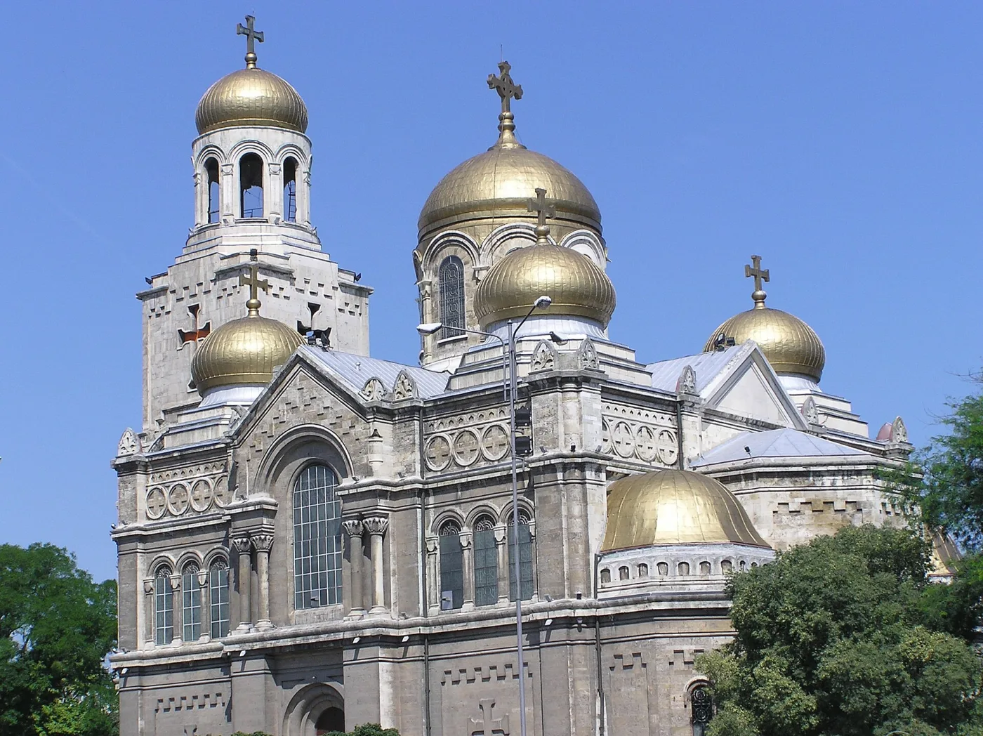 Приморский парк Варны и городской пляж вдоль набережной