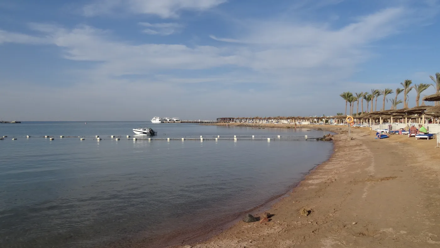 Пустой песчаный берег Красного моря и бирюзовая вода