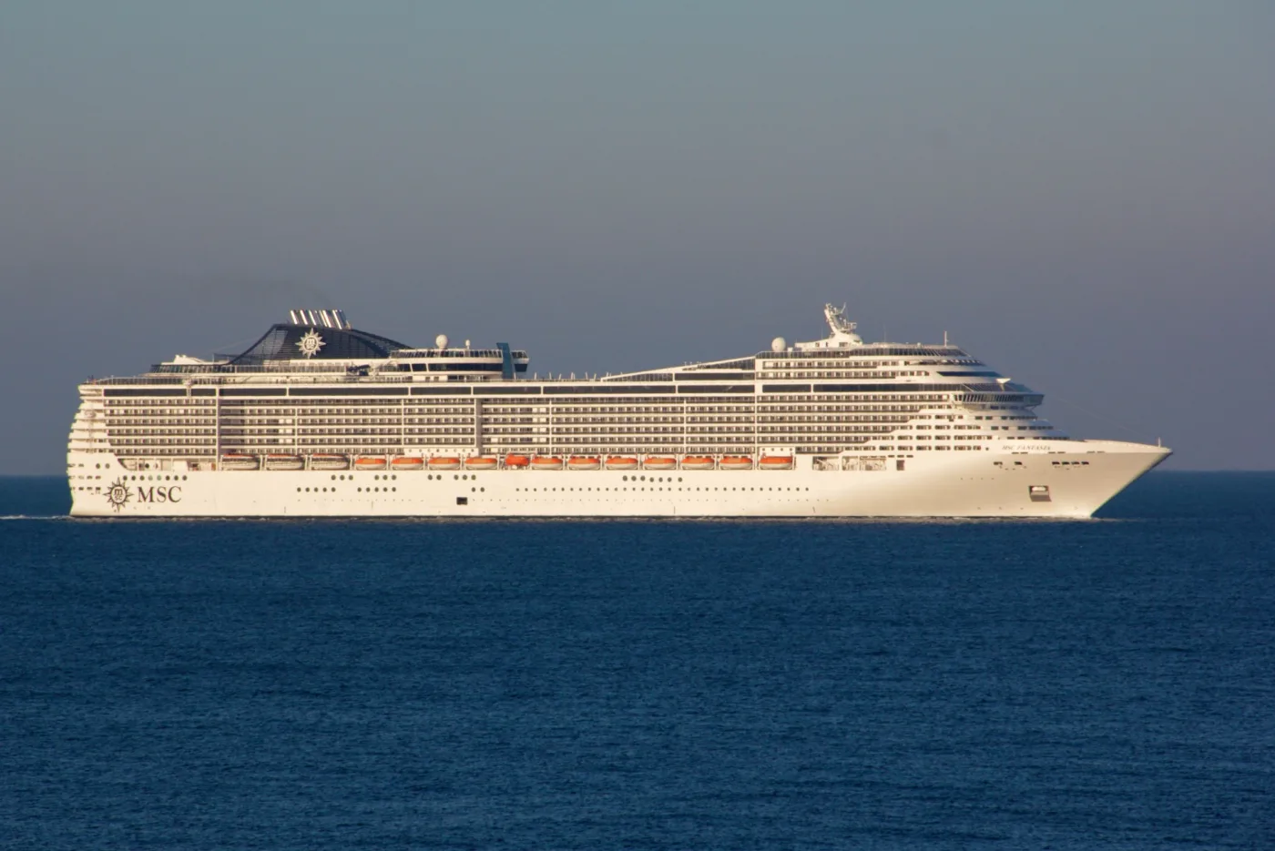 MSC Fantasia в море: белый борт и тринадцать пассажирских палуб
