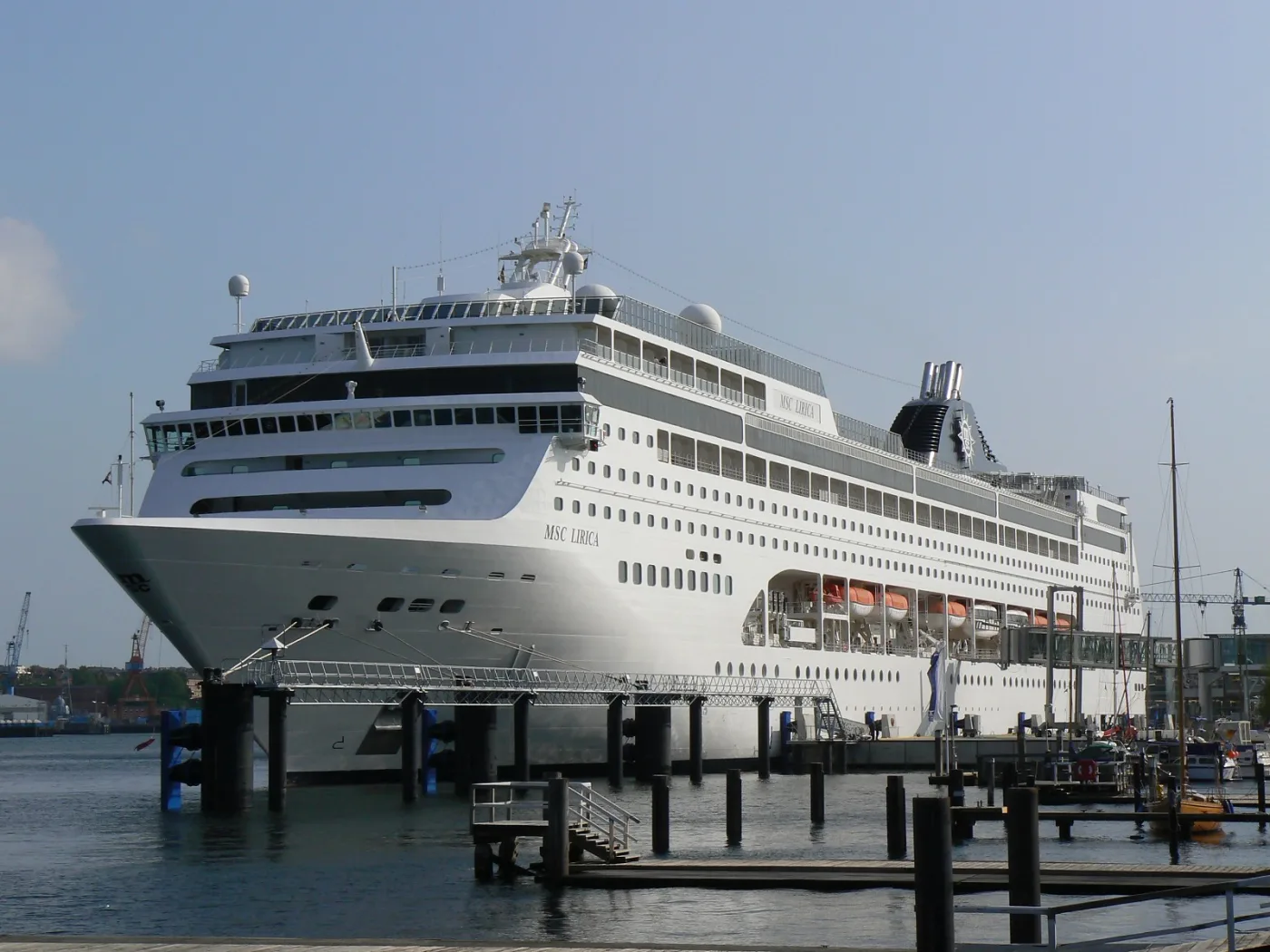 MSC Lirica у причала в Киле