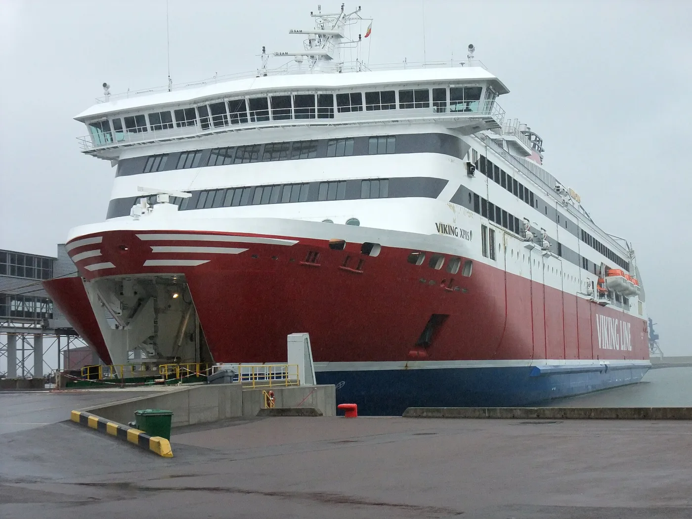 Viking XPRS в порту: красный борт Viking Line и открытая аппарель