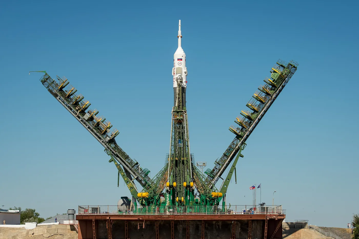 Ракета «Союз» на стартовой площадке Байконура, фермы обслуживания отведены