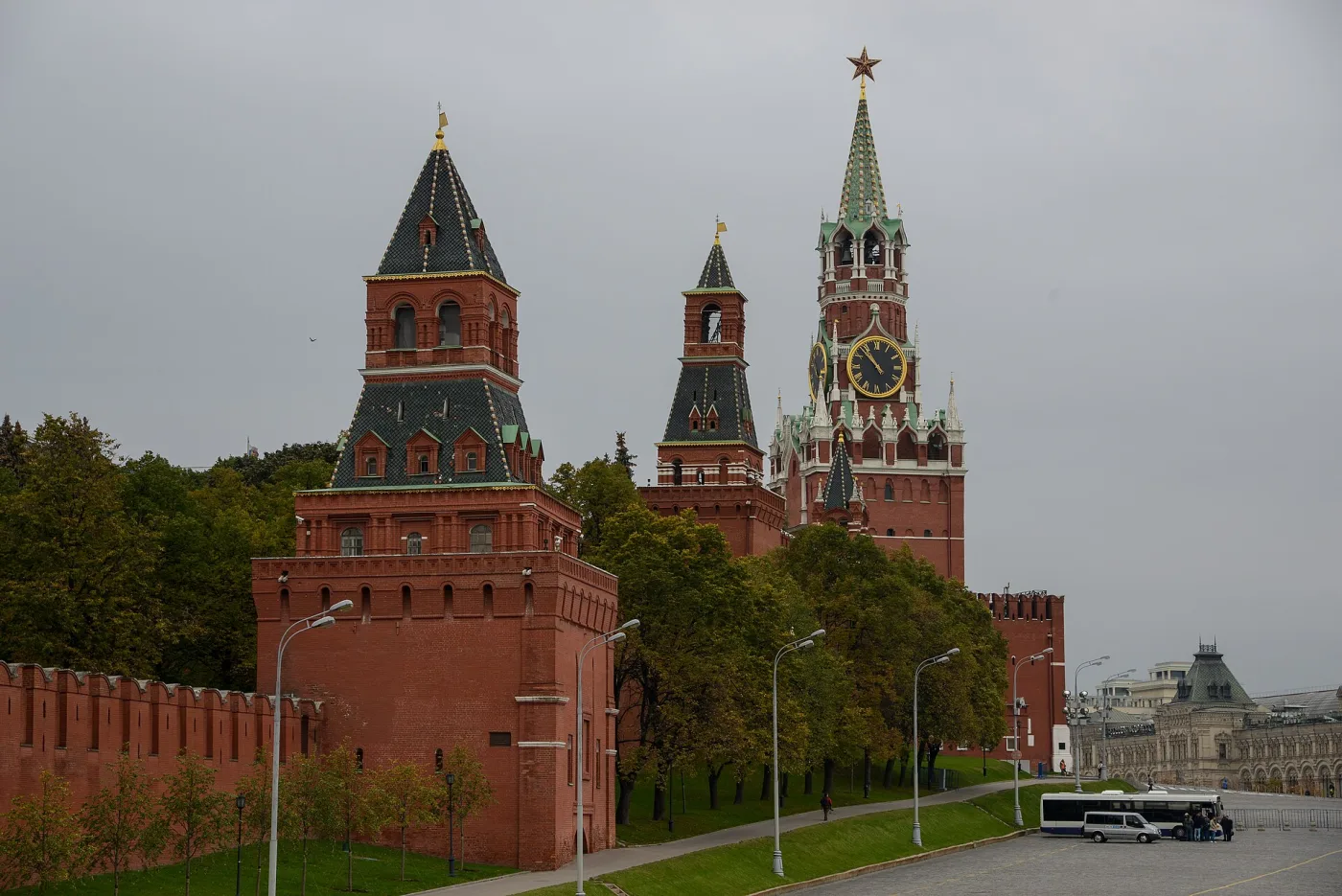 Кремлёвская стена и Спасская башня под пасмурным небом