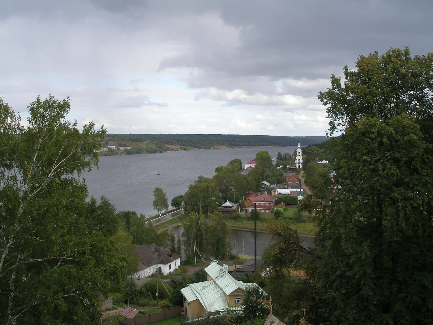 Городок на высоком берегу Волги: колокольня над водой