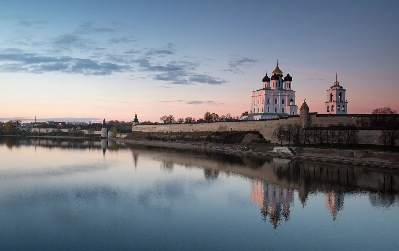 Псковский кром на закате, отражённый в реке Великой