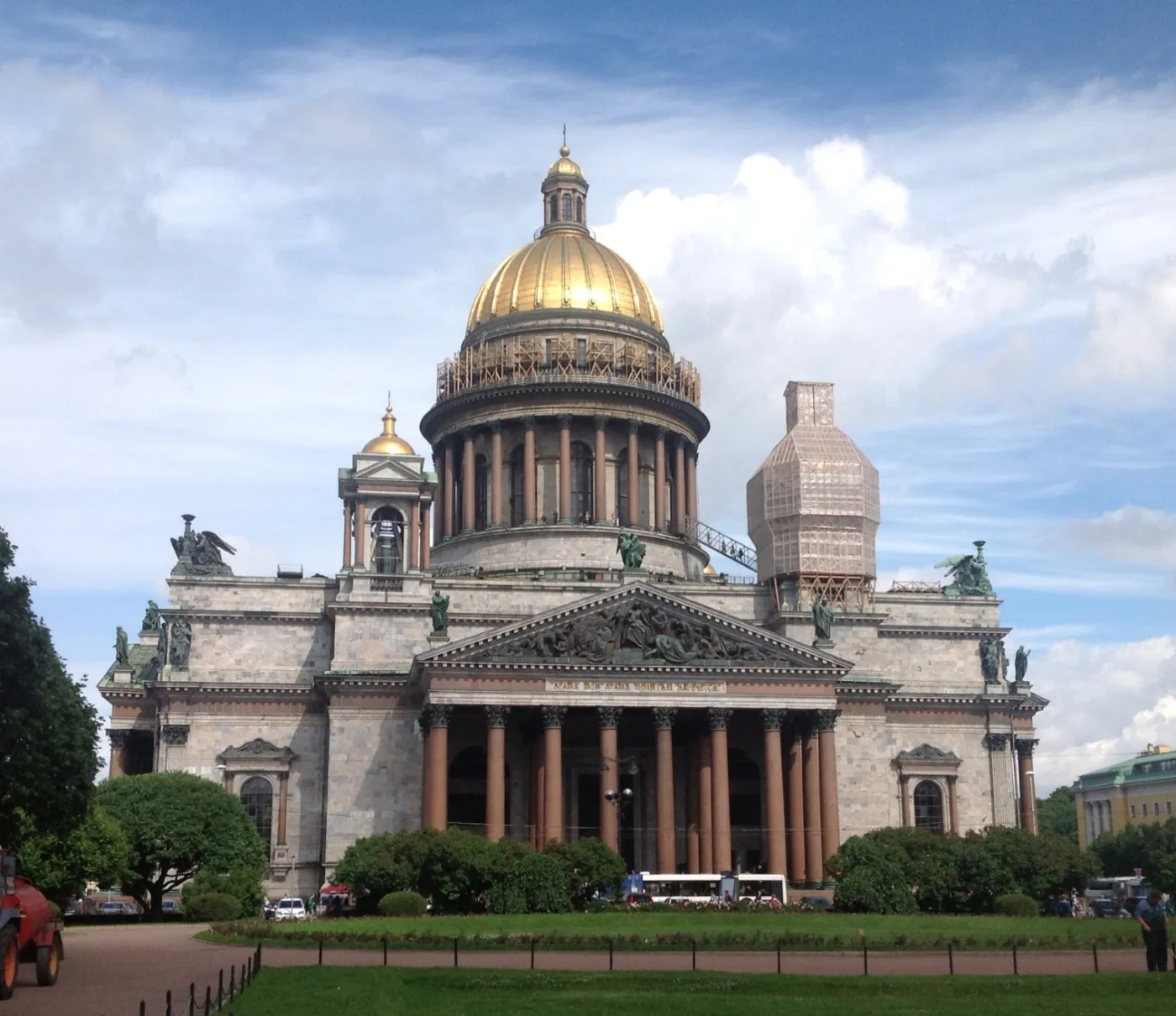 Исаакиевский собор: на колоннаду поднимаются за видом на центр