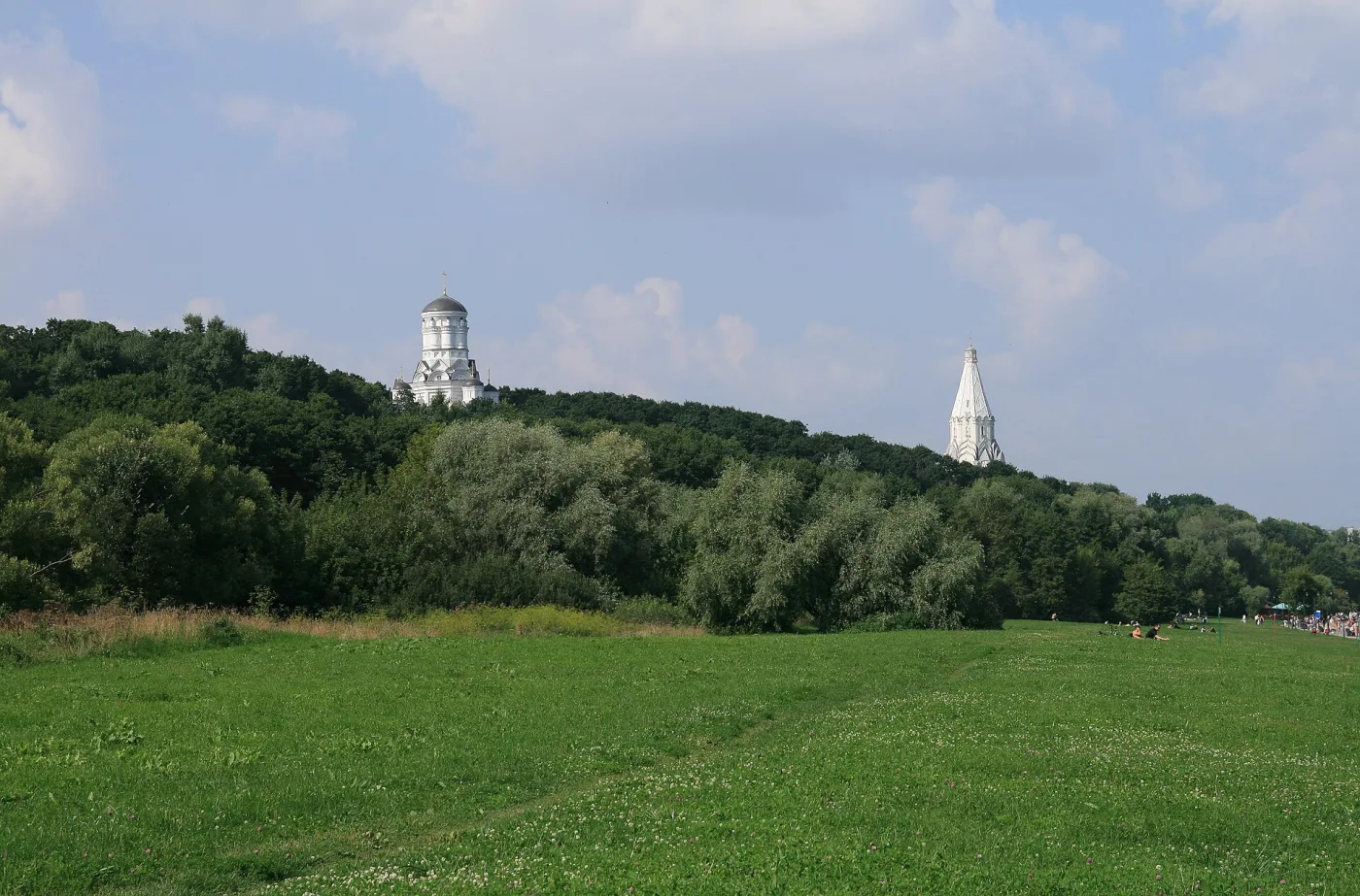 Коломенское — вид на церковь Вознесения через парк